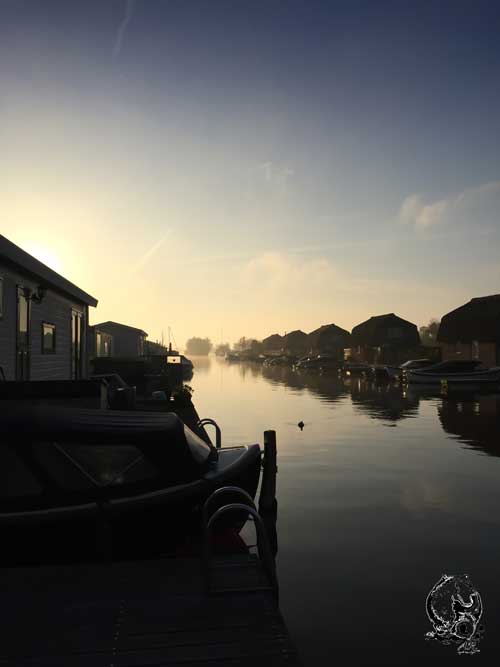 Früh morgens am leicht nebeligen Fluss