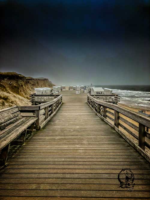 Steg auf Sylt und rauhes Meer. Aufgenommen im Winter