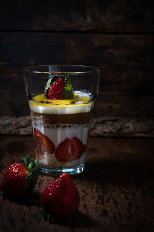 Rhabarber-Erdbeer-Panacotta im Glas