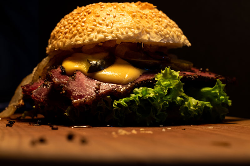 Pastrami-Burger auf Holzbrett