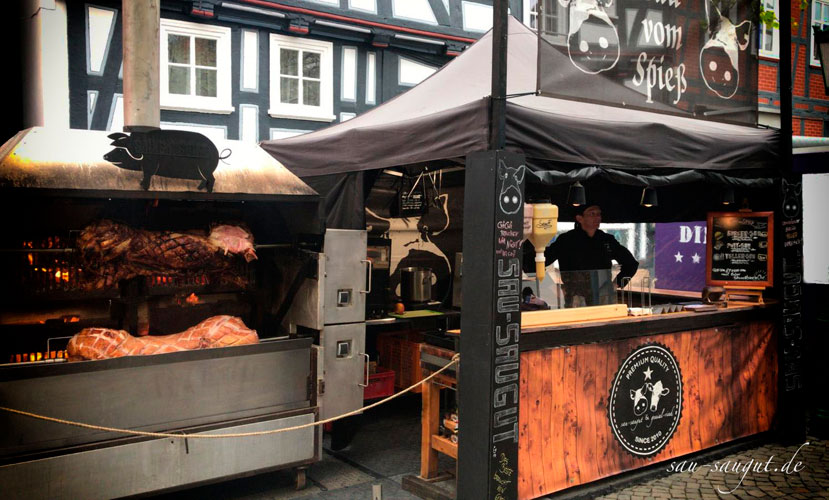 Streetfoodstand der sau-saugut im Einsatz auf einem Streetfood-Festival